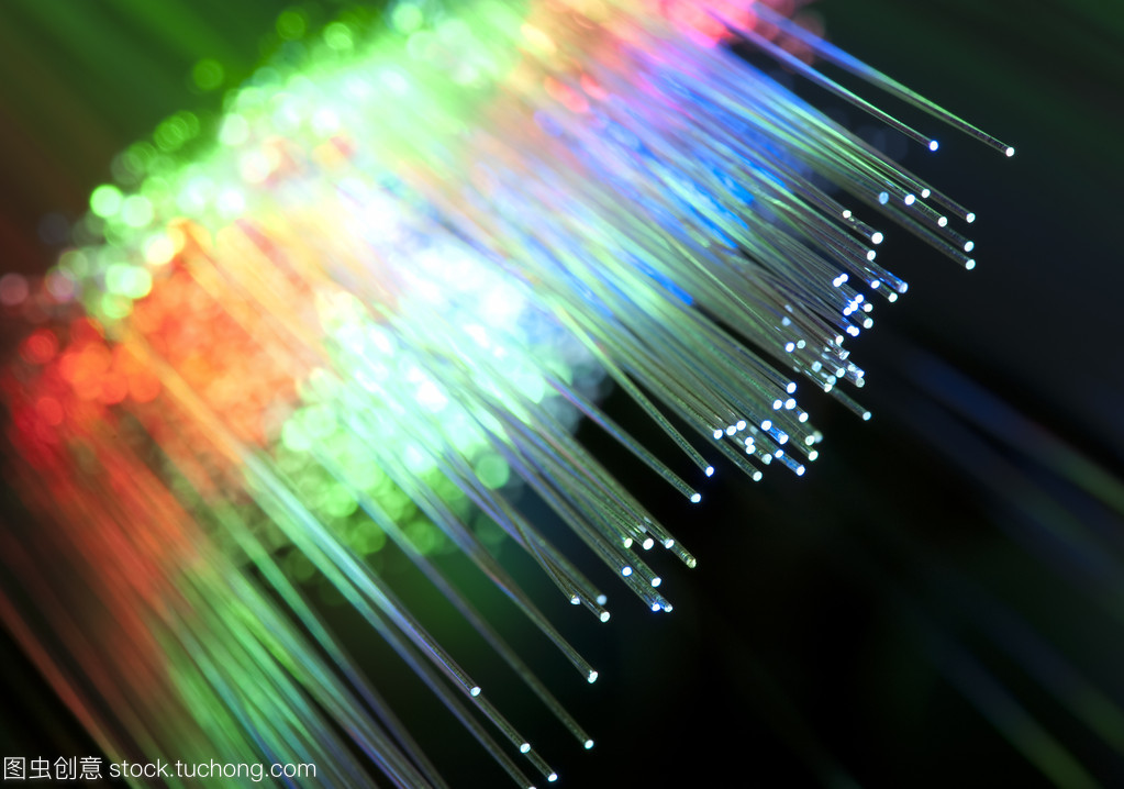 纤维光学 从基础理论到光缆应用的技术演进